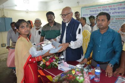ভাতা প্রদান অনুষ্ঠানে ভূমিমন্ত্রী