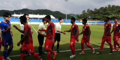 ম্যাচের আগে দুই দলের খেলোয়াড়দের করমর্দন