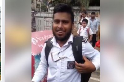 ড্রাইভিং লাইসেন্স ছাড়া মোটরসাইকেল চালানো আন্দোলনকারী শিক্ষার্থী