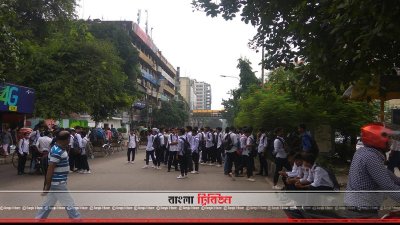 বৃষ্টি উপেক্ষা করে রাজপথে শিক্ষার্থীরা