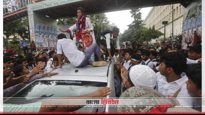 এবার বিদেশি নাগরিকের গাড়ি আটকে দিলো শিক্ষার্থীরা