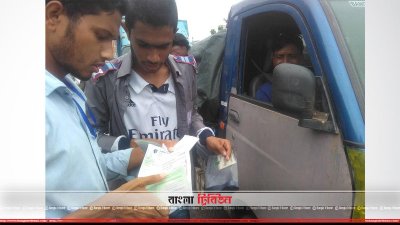 শিক্ষার্থীরা গাড়ির কাগজপত্র ও ড্রাইভিং লাইসেন্স চেক করছে