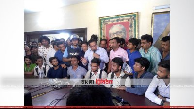 আওয়ামী লীগ কার্যালয়ে শিক্ষার্থীদের সংবাদ সম্মেলন 