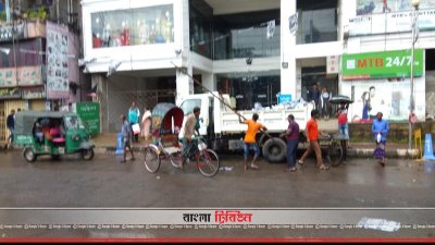 পোস্টার অপসারণের কাজ চলছে