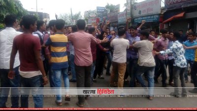 ফেনীতে শিক্ষার্থীদের মানববন্ধনে ছাত্রলীগের বাধা