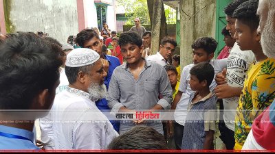 সাংবাদিকদের সঙ্গে কথা বলছেন আন্দোলনরত শিক্ষার্থী ও স্থানীয়রা (ছবি- প্রতিনিধি)