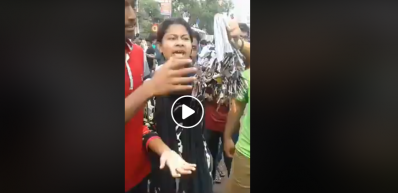 চাবি হাতে শিক্ষার্থী (ভিডিও থেকে নেওয়া ছবি)