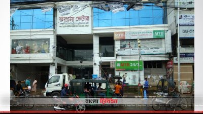 পোস্টার অপসারণের কাজ চলছে