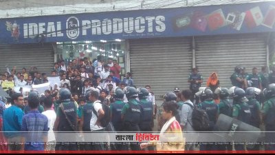উত্তরায় জড়ো হওয়া শিক্ষার্থীরা