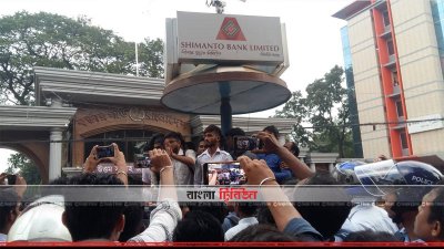 আওয়ামী লীগ সভাপতি শেখ হাসিনার ধানমন্ডির রাজনৈতকি কার্যালয় থেকে বের হয়ে কথা বলছে তিন শিক্ষার্থী
