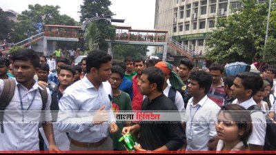 ছাত্রলীগ নেতাকে চিপস খাওয়াচ্ছেন আন্দোলনকারী শিক্ষার্থীরা