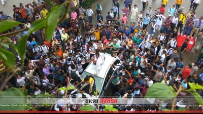 এবার বিদেশি নাগরিকের গাড়ি আটকে দিলো শিক্ষার্থীরা