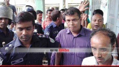 এসিড নিক্ষেপকারী শিক্ষককে আটক করে নিয়ে যাচ্ছে পুলিশ