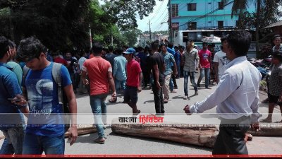 সহপাঠীর ওপর এসিড নিক্ষেপের পর রাস্তা অবরোধ করে শিক্ষার্থীরা