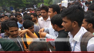 শিক্ষার্থীদের লজেন্স খাওয়াচ্ছেন ছাত্রলীগ নেতারা