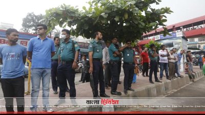 ফার্মগেট এলাকায় পুলিশ রাস্তার একপাশে দাঁড়িয়ে আছে