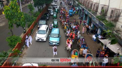 সারিবদ্ধভাবে যান চলাচলে সহায়তা করছে শিক্ষার্থীরা