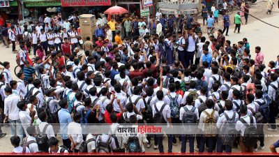 ঠাকুরগাঁও চৌরাস্তা মোড়ে শিক্ষার্থীদের অবস্থান