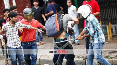একজন ফ্রিল্যান্স সাংবাদিককে পেটাচ্ছে হামলাকারীরা