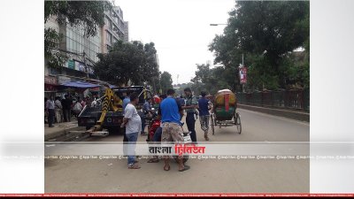 মোটরসাইকেলের কাগজপত্র যাচাই করছে পুলিশ 