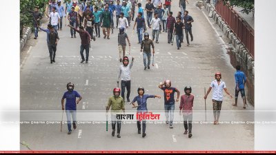 সামনে থাকা হেলমেট পরা এই তরুণদের বিরুদ্ধে সাংবাদিকদের মারধরের অভিযোগ