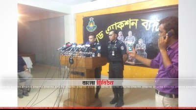 সংবাদ সম্মেলনে বক্তব্য রাখছেন মুফতি মাহমুদ খান