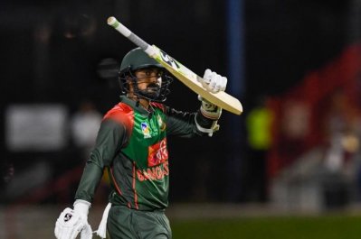 হাফসেঞ্চুরির পর লিটনের উদযাপন