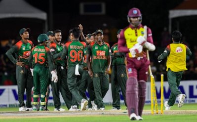 উইকেট উদযাপনে সাকিবের সঙ্গে খেলোয়াড়রা
