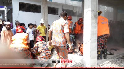 সেপটিক ট্যাংকে নেমে বিষাক্ত গ্যাসে আক্রান্ত হয়ে মৃত্যু বরণ করা ব্যক্তিদের উদ্ধারে অভিযান চালাচ্ছে ফায়ার সার্ভিস কর্মীরা
