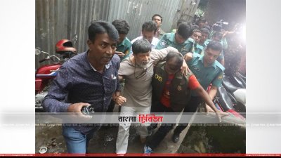শহিদুল আলমকে আদালতে নেওয়া হচ্ছে (ছবি: সাজ্জাদ হোসেন)