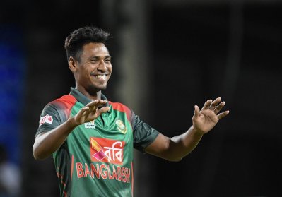 প্রথম ওভারেই উইকেট পান মোস্তাফিজ