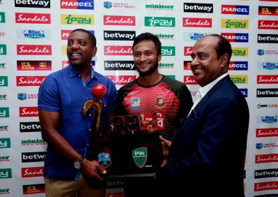 ট্রফি হাতে সাকিব আল হাসান।