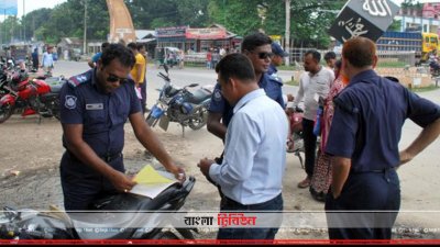 রেজিস্ট্রেশন, ড্রাইভিং লাইসেন্স ও ইনসুরেন্সের কাগজপত্র যাচাই-বাছাই করছে পুলিশ