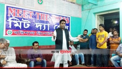 সাংবাদিকদের সঙ্গে কথা বলছেন নবনির্বাচিত মেয়র সেরনিয়াবাত সাদিক আবদুল্লাহ