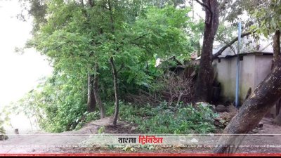 বিলীন হওয়ার ঝুঁকিতে থাকা একটি বাড়ি 