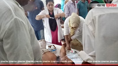 লঞ্চঘাট ধসের সময় আহতদের চিকিৎসা চলছে