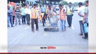 জেব্রা ক্রসিং ও স্পিড ব্রেকার নির্মাণের কাজ চলছে