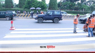 রমিজ উদ্দিন কলেজের সামনে জেব্রা ক্রসিং আঁকার কাজ চলছে