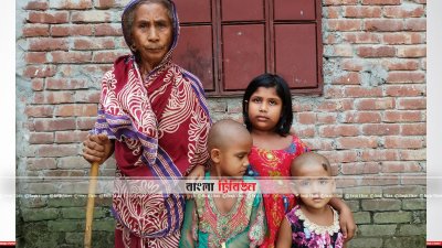 কৃষক সোহেল রানার মায়ের সঙ্গে তার তিন মেয়ে