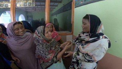 নিজ সম্প্রদায়ের সদস্যদের সঙ্গে তানজিলা (ডান থেকে সর্বপ্রথমে)