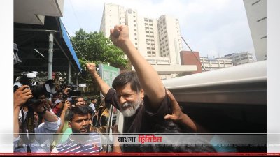 হাসপাতাল থেকে ডিবি কার্যালয়ে নেওয়া হচ্ছে শহিদুল আলমকে