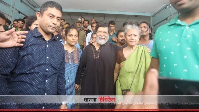 হাসপাতাল থেকে ডিবি কার্যালয়ে নেওয়া হচ্ছে শহিদুল আলমকে