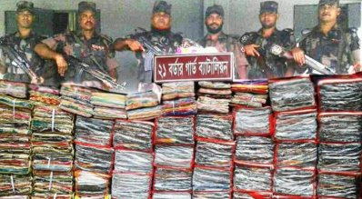যশোরের পাঁচভুলোটে ৩০ লাখ টাকা মূল্যের ভারতীয় শাড়ী উদ্ধার