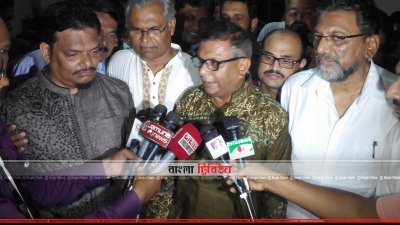 ফলাফল ঘোষণার পর গণমাধ্যমের সঙ্গে কথা বলছেন আরিফ (ছবি- প্রতিনিধি)