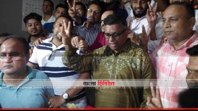 ফলাফল ঘোষণার পর বিজয় চিহ্ন দেখাচ্ছেন আরিফ (ছবি- প্রতিনিধি)