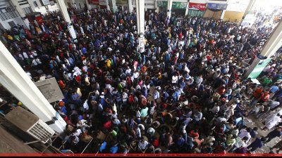 কমলাপুর রেলস্টেশনে সার্ভার সমস্যায় শনিবার সোয়া একঘণ্টা টিকিট বিক্রি বন্ধ থাকায় মারাত্মক দুর্ভোগে পড়েন ট্রেনের টিকিট প্রত্যাশীরা