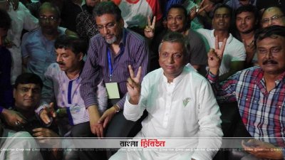 ১৩২টি কেন্দ্রের ফল ঘোষণার পর ভি চিহ্ন দেখান আরিফ (ফাইল ছবি)