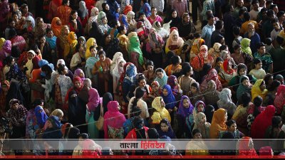 সার্ভার সমস্যায় টিকিট দেওয়া বন্ধ থাকায় কমলাপুর রেল স্টেশনে টিকিট কাটতে আসা নারীদের দুর্ভোগ