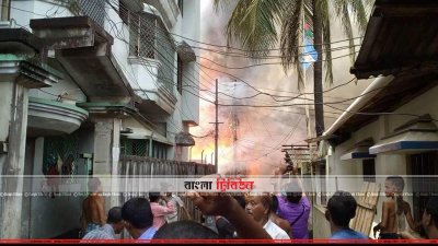 আগুনে পুড়ছে বসতঘর
