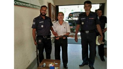 সমর চৌধুরীকে এভাবে অস্ত্র দিয়ে মিডিয়ার সামনে আনা হয়